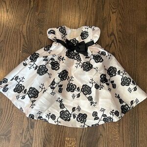 👗NWOT size 4 iris & Ivy black and off white dress